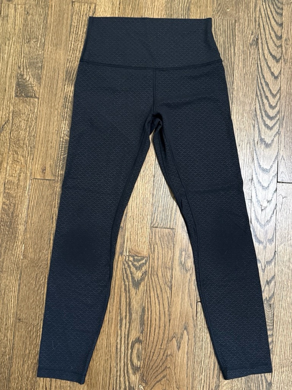 lululemon Black Geo Print Leggings Size 6 Hidden interior pocket 25” Inseam